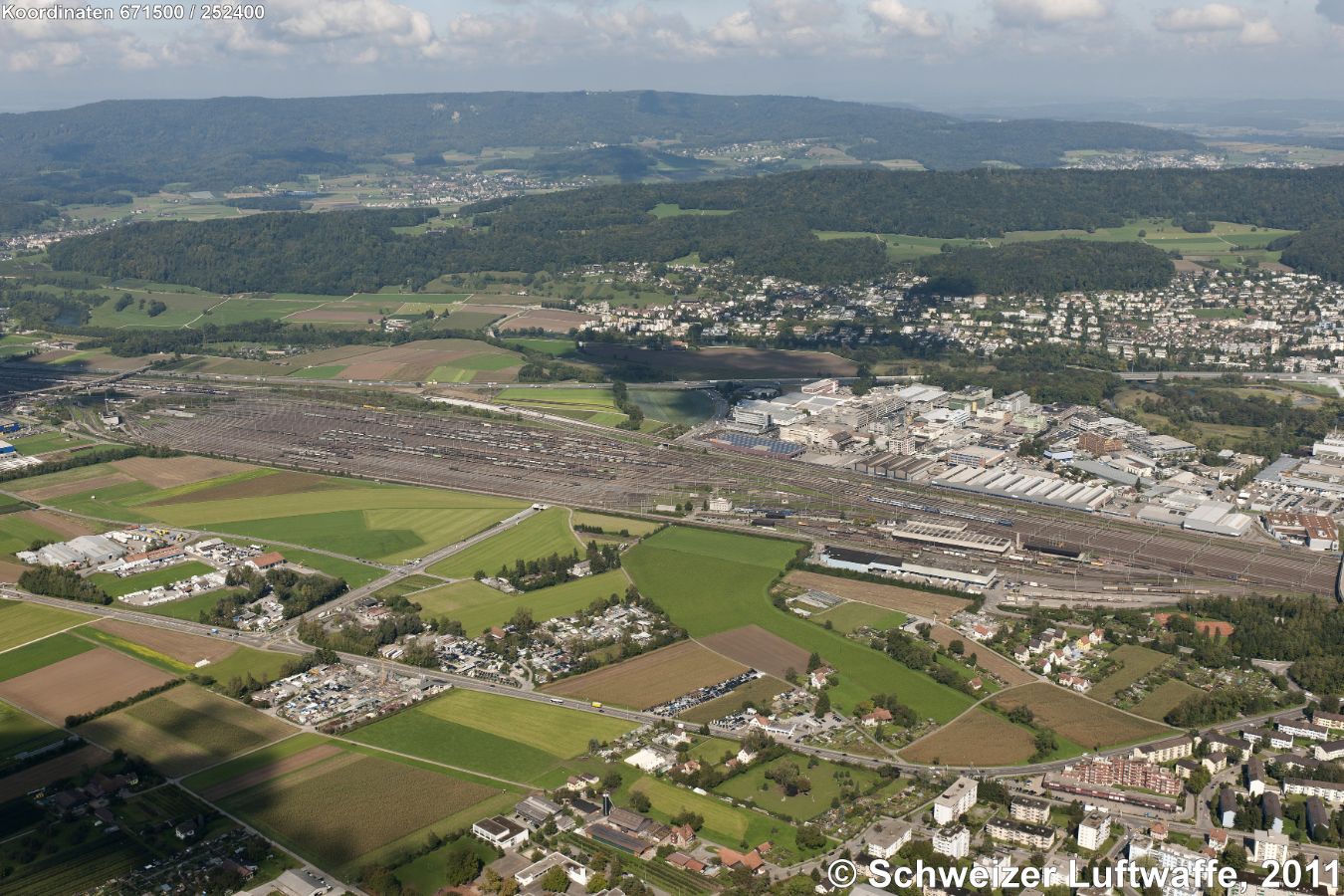 Rangierbahnhof Limmattal - Grösste Güterwagen-Sortieranlage der Schweiz und Drehscheibe des Wagen-Ladungsverkehrs. In der Nacht werden bis zu 2500 Wagen rangiert. Seit 2015 ist hauptsächlich SBB Cargo mit dem Betrieb beauftragt.